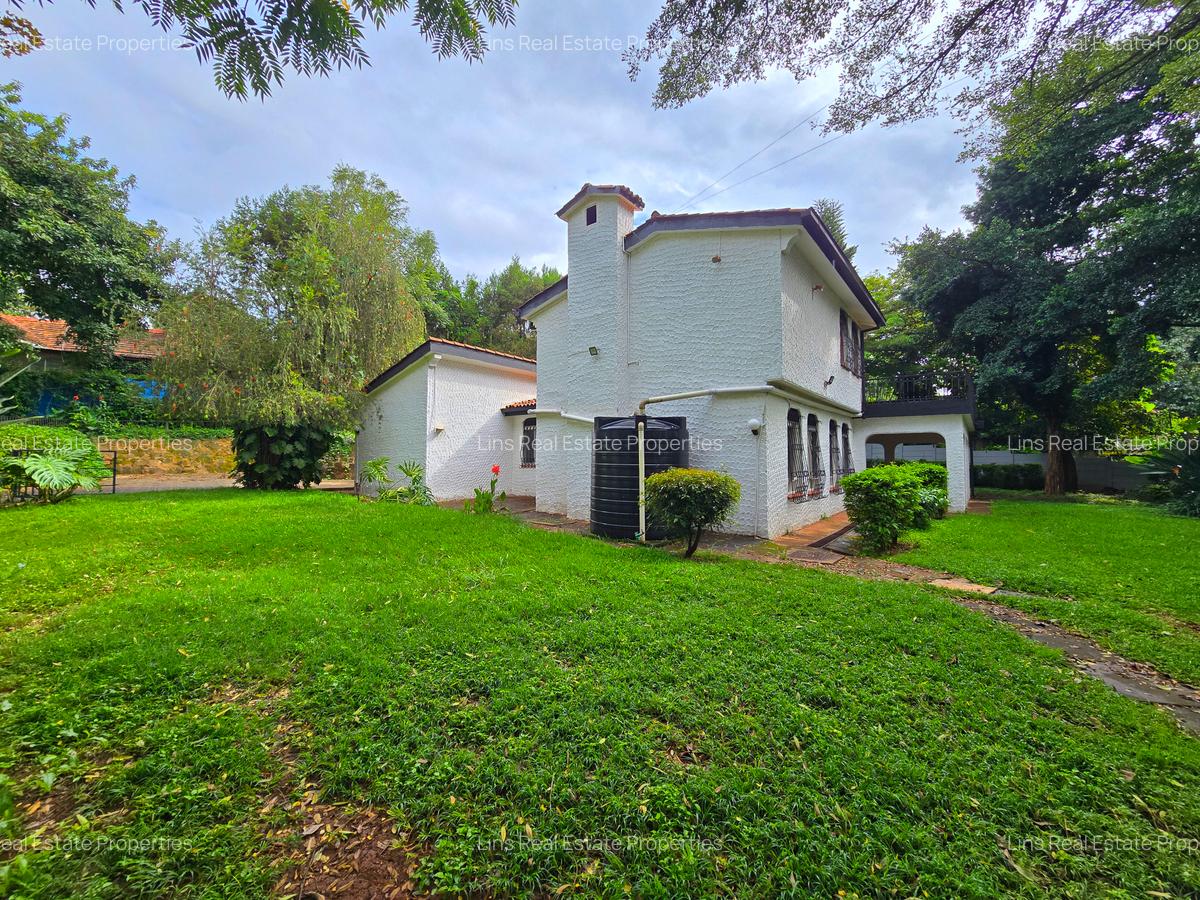 4 Bed House with En Suite in Hill View - 2