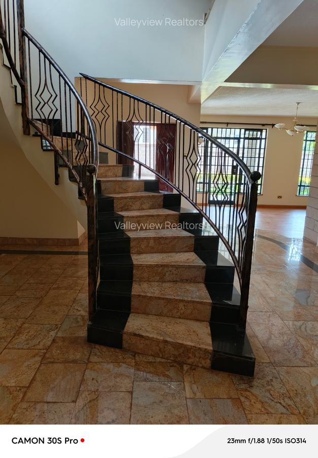 5 Bed Townhouse with En Suite at Lavington - 12