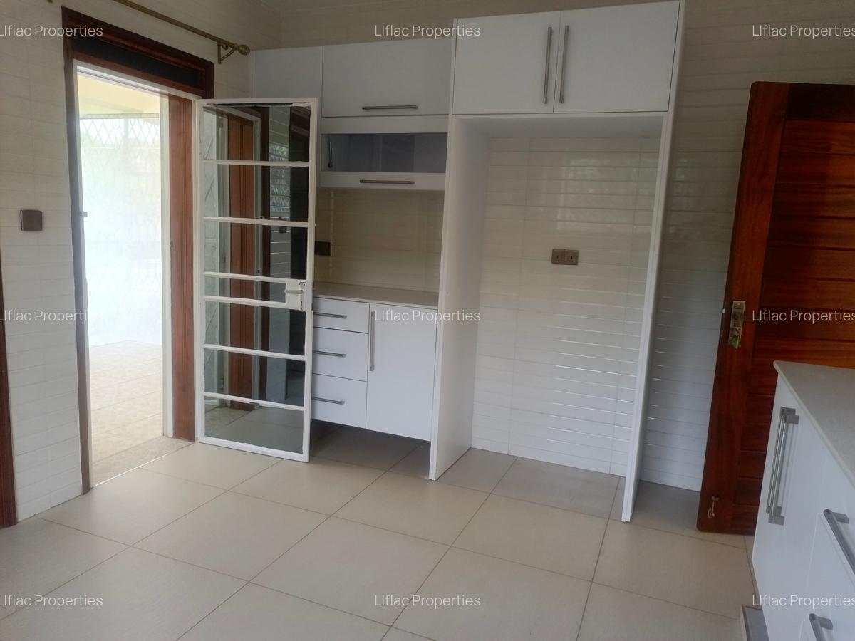 4 Bed House with En Suite in Ridgeways - 20