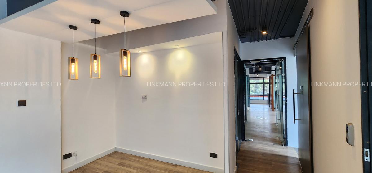 2,030 ft² Office with Service Charge Included in Parklands - 1