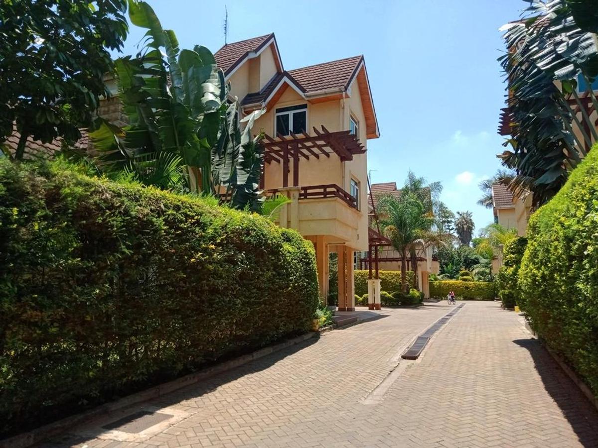 5 Bed Townhouse with En Suite at Lavington Green - 3