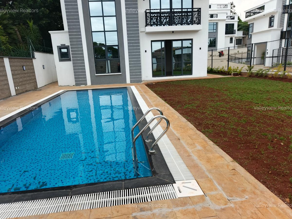 5 Bed Townhouse with En Suite at Lavington - 1