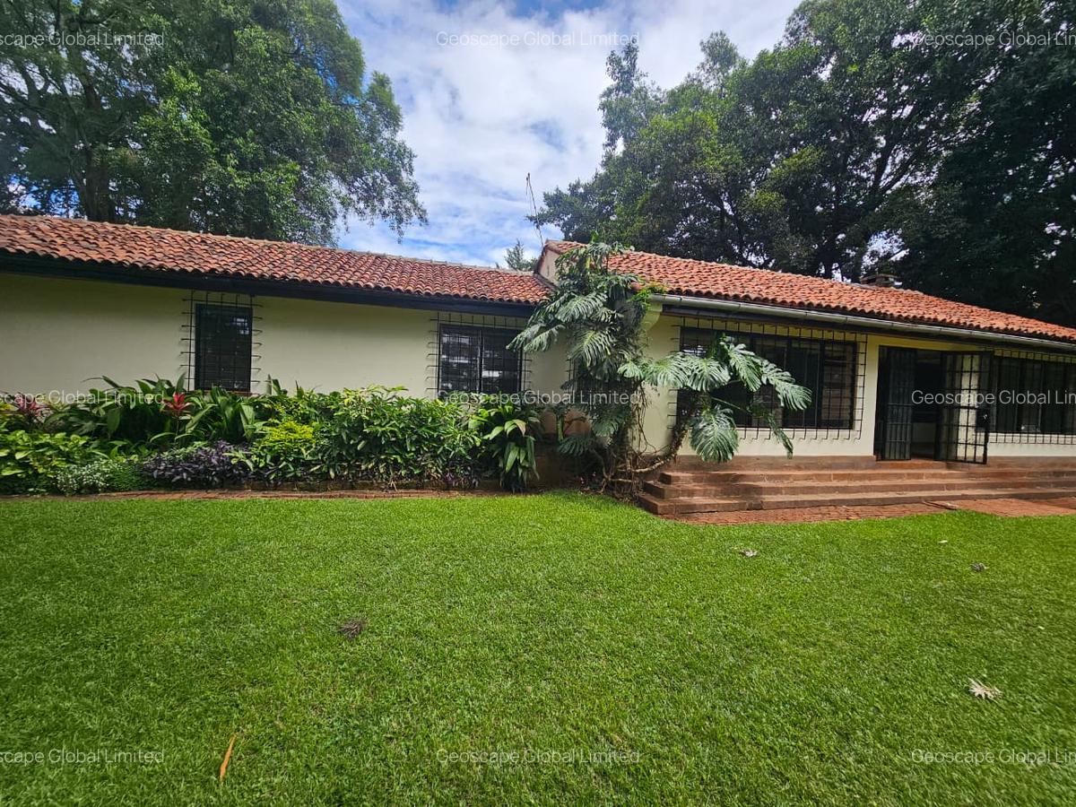 4 Bed House with En Suite in Rosslyn - 10