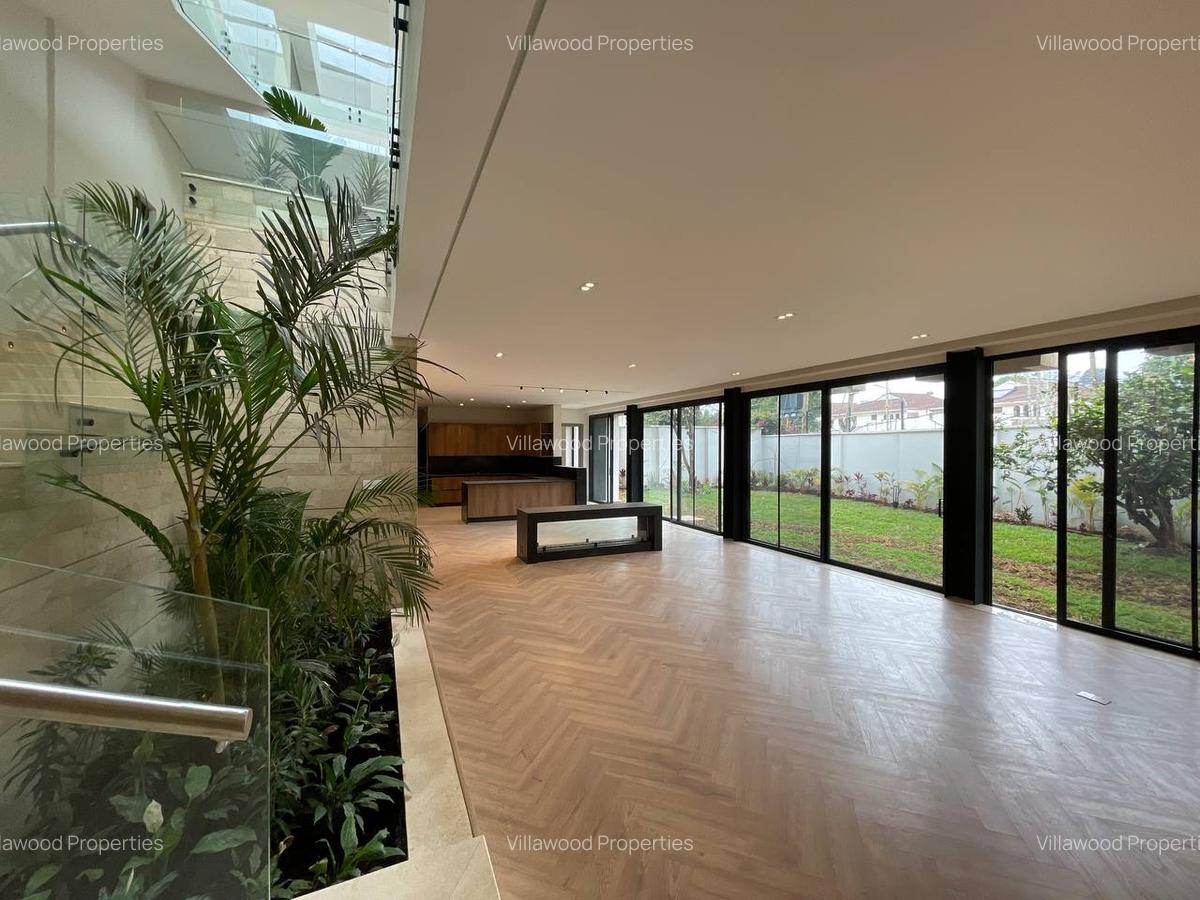 5 Bed Villa with En Suite in Spring Valley - 5