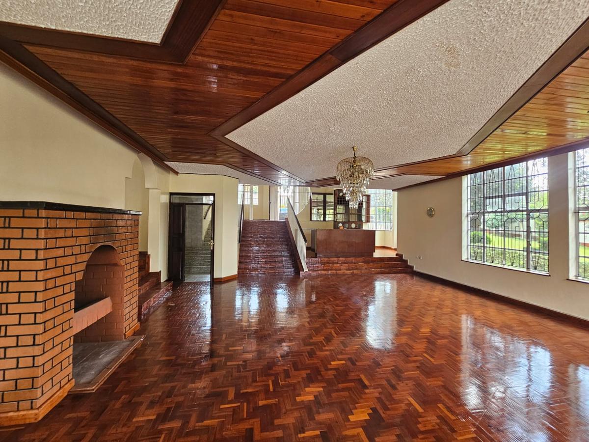 5 Bed House with En Suite in Runda - 2