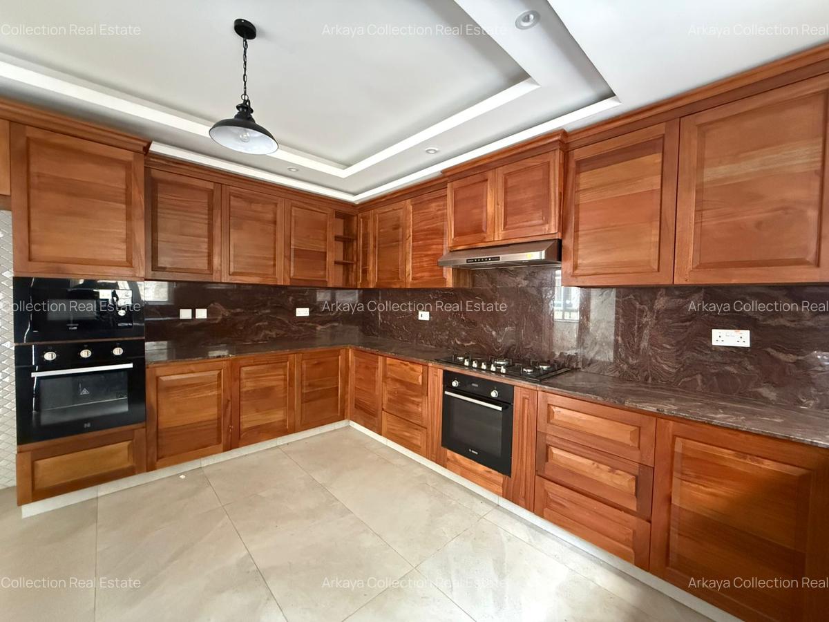 5 Bed Townhouse with En Suite in Lavington - 4