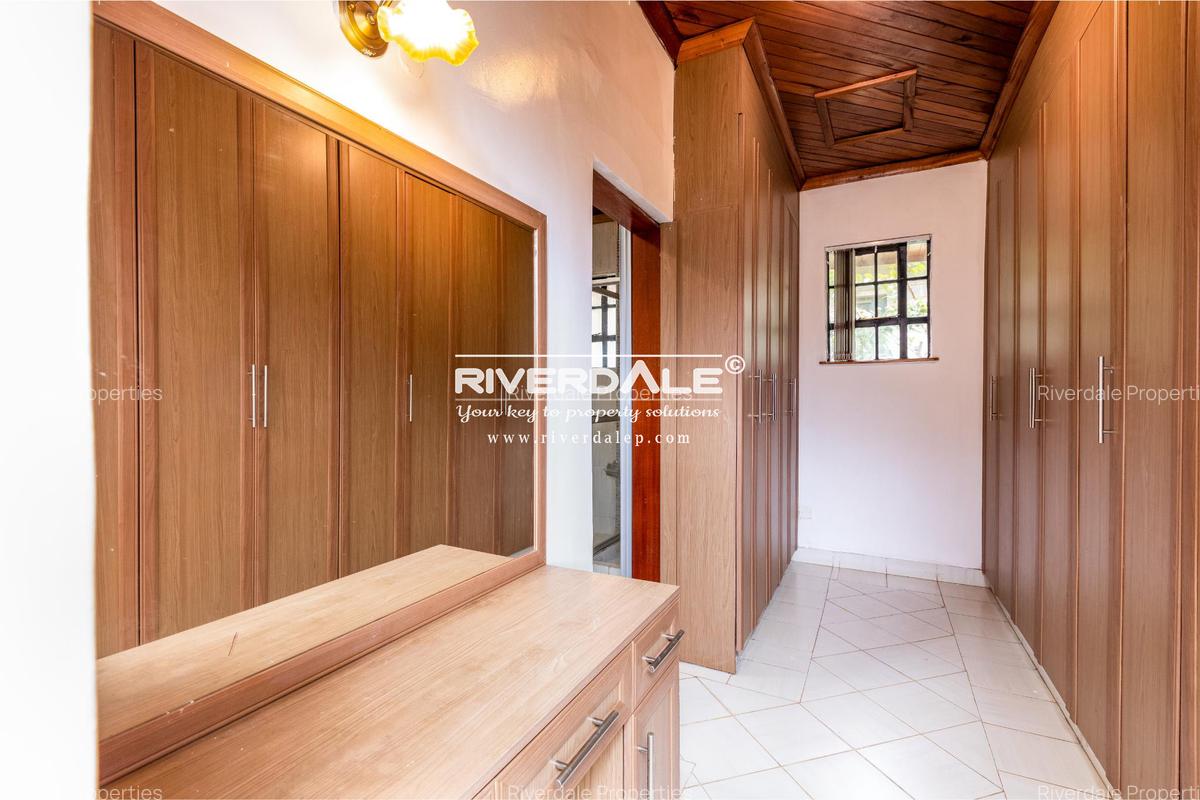 5 Bed Villa with En Suite in Lavington - 11