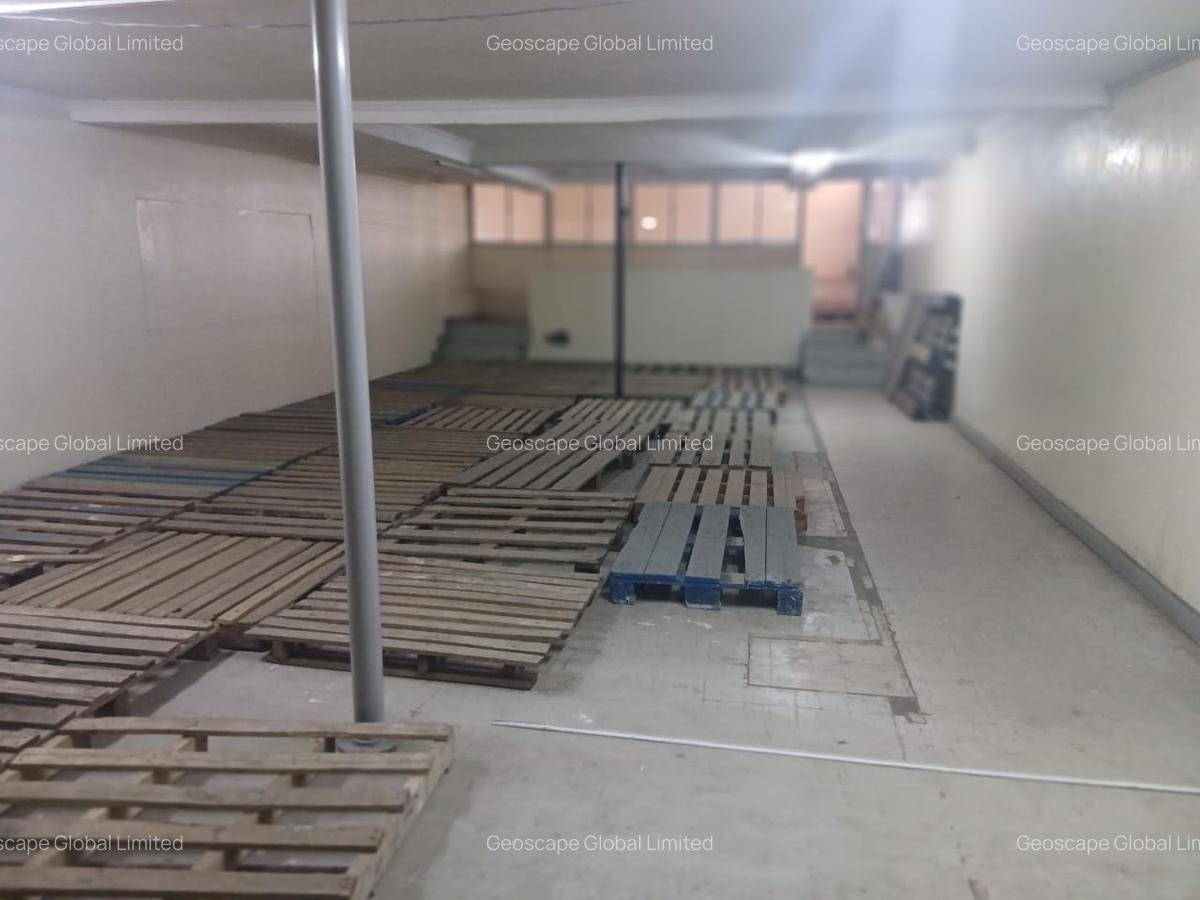 3,000 ft² Warehouse with Parking in Industrial Area - 6