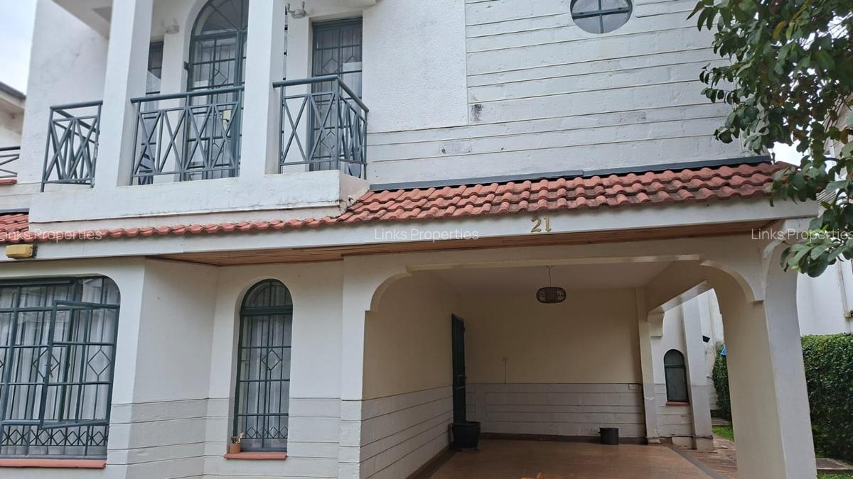 4 Bed Townhouse with En Suite at Lavington - 2