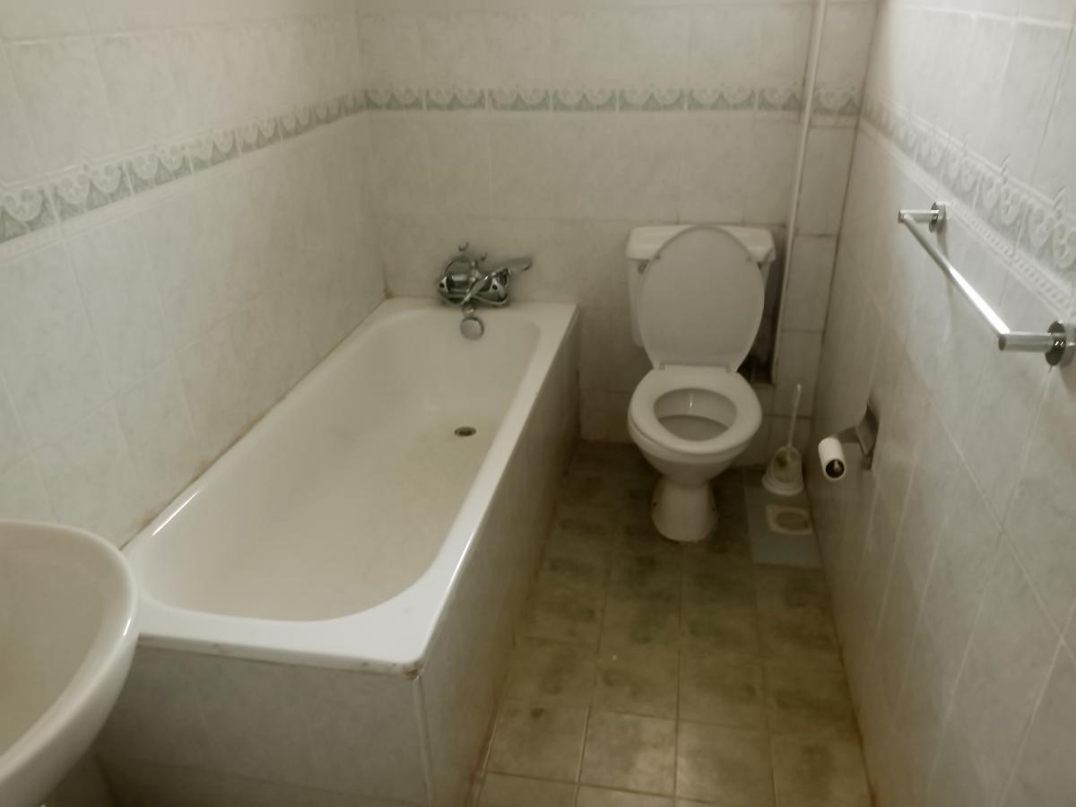5 Bed House with En Suite at Lavington - 12