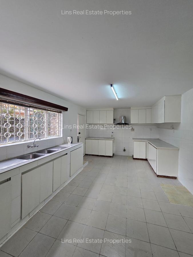 5 Bed House with En Suite in Lavington - 13