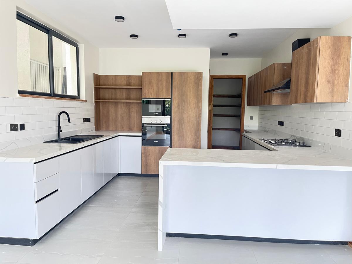 4 Bed Apartment with En Suite in Spring Valley - 14