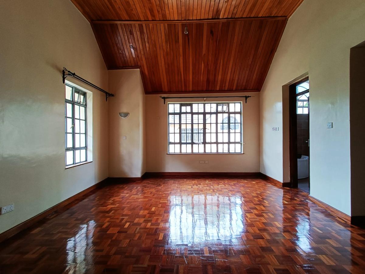 4 Bed House with En Suite in Lavington - 18