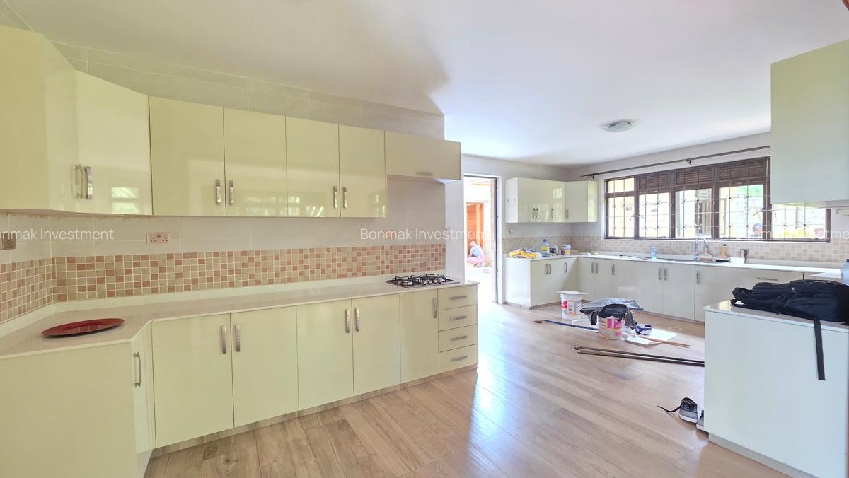 5 Bed Townhouse with En Suite at Lavington Green - 6