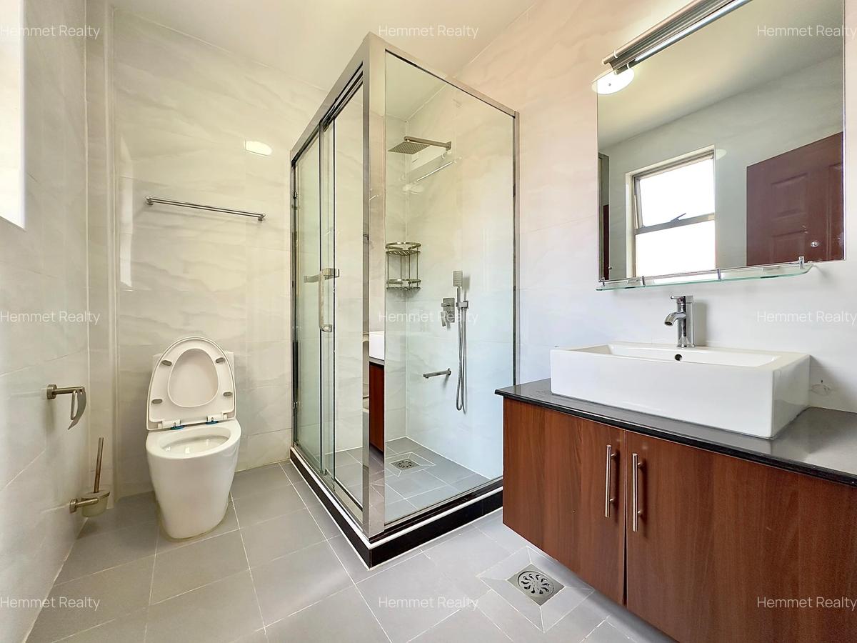 5 Bed Townhouse with En Suite in Lavington - 8