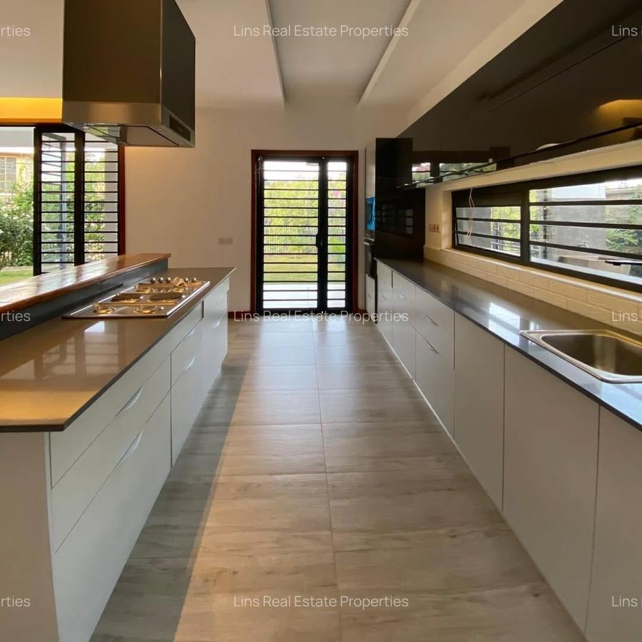 3 Bed House with En Suite in Rosslyn - 5