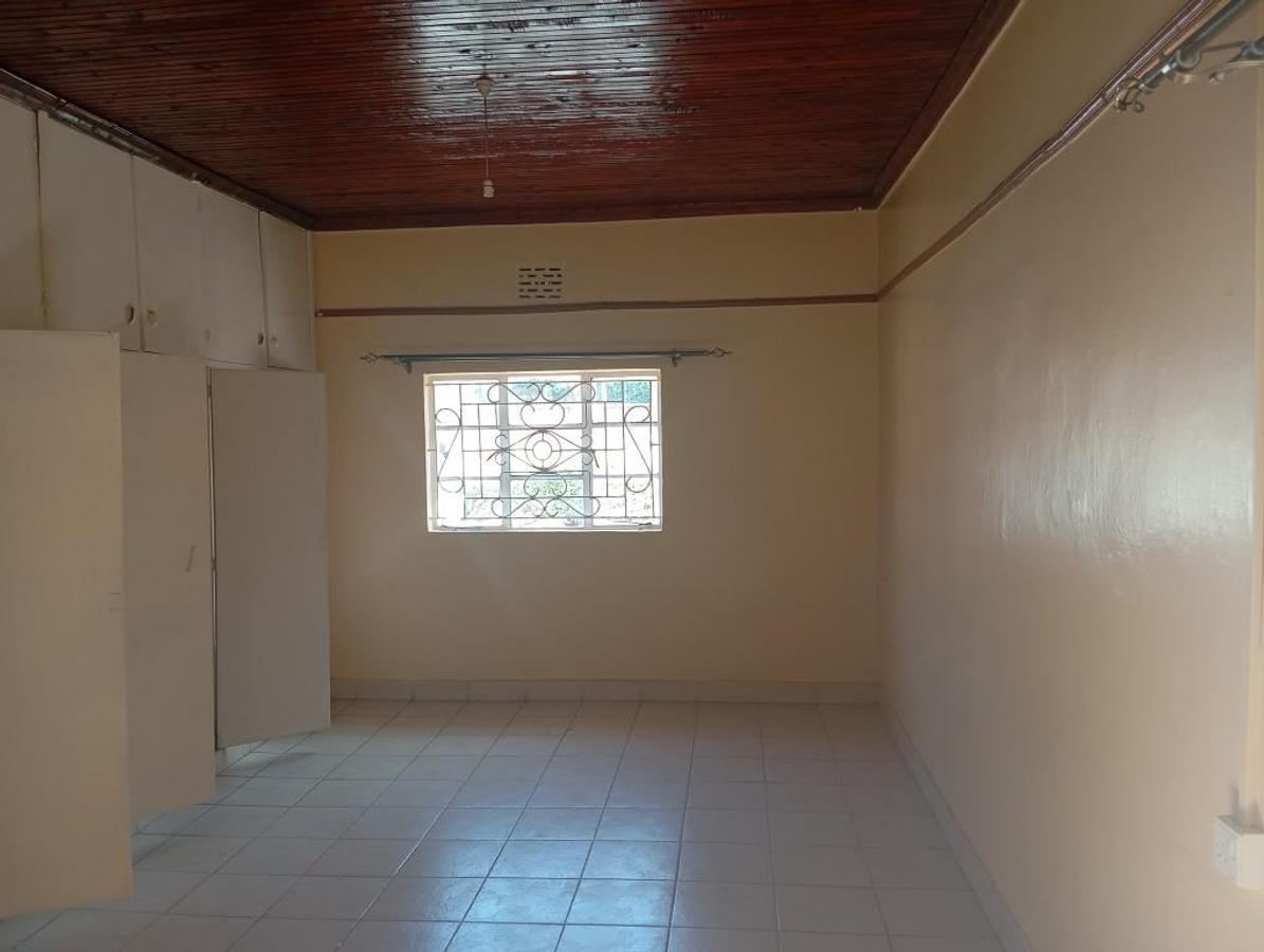 5 Bed House with En Suite at Mountain View - 11