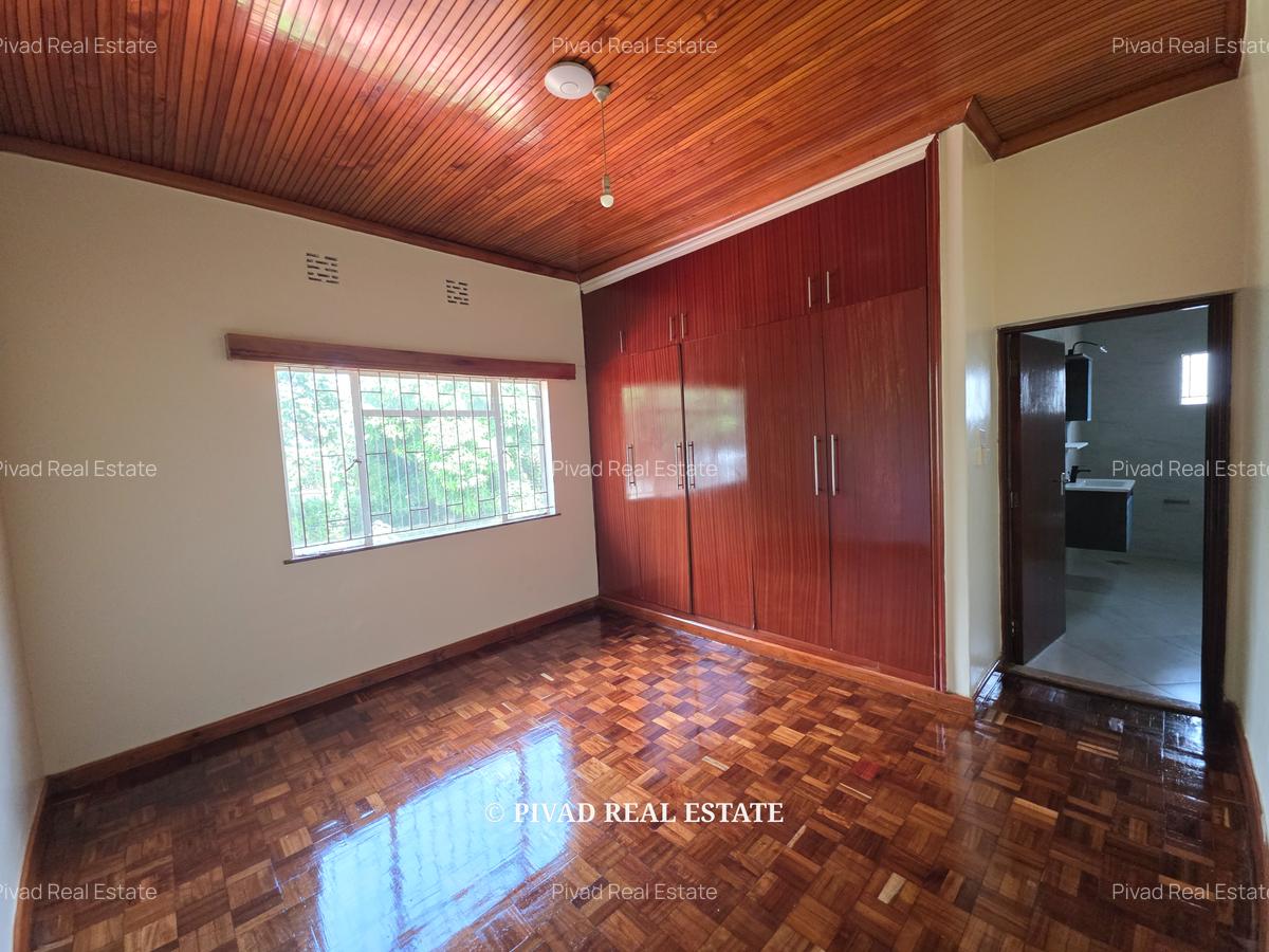 4 Bed House with Garden in Rosslyn - 10
