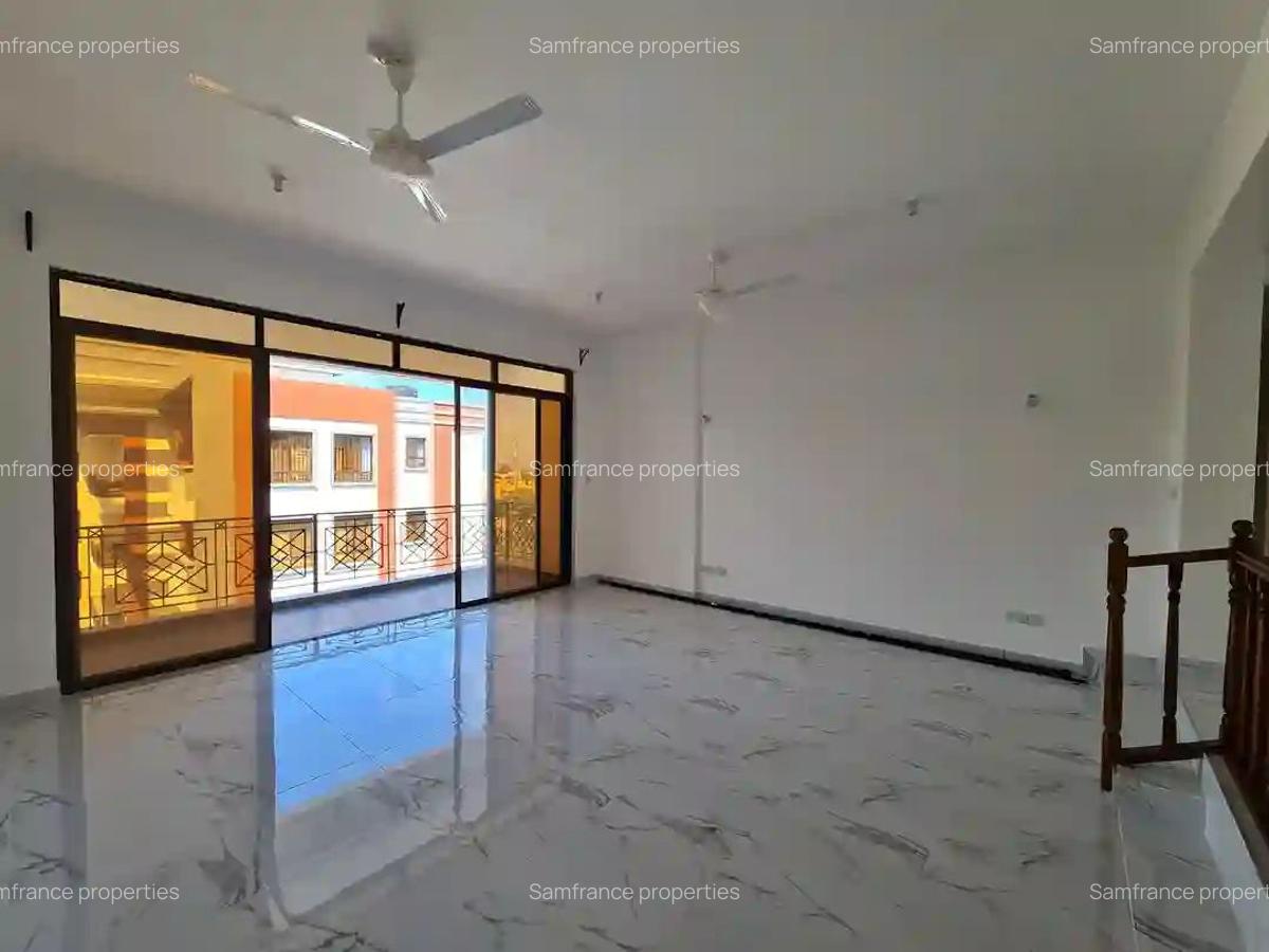 3 Bed Apartment with En Suite at Links Road - 17