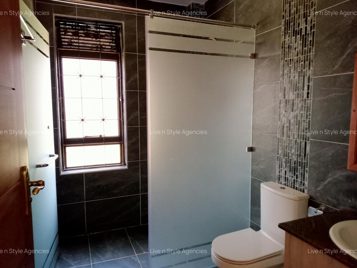 5 Bed House with En Suite in Runda - 20