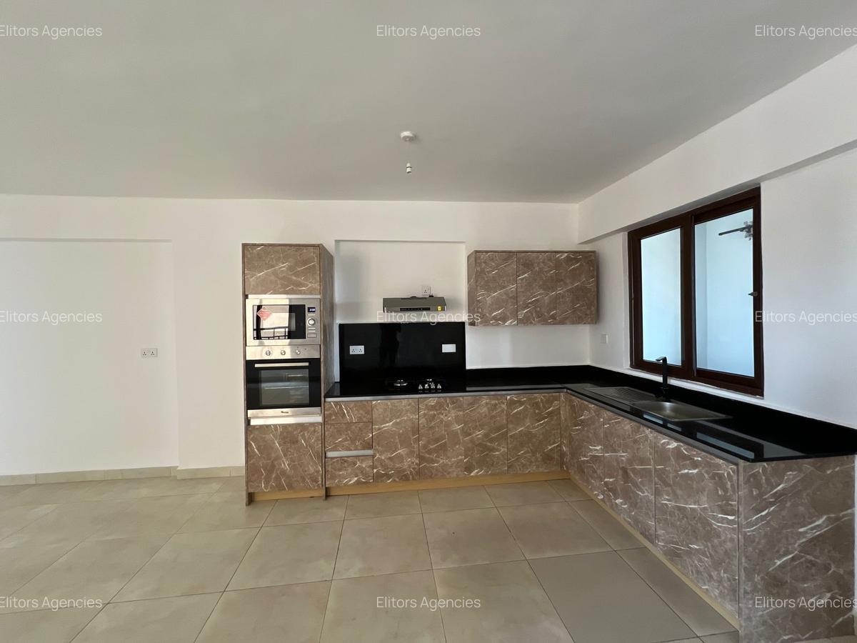 1 Bed Apartment with En Suite at Lantana Road - 2
