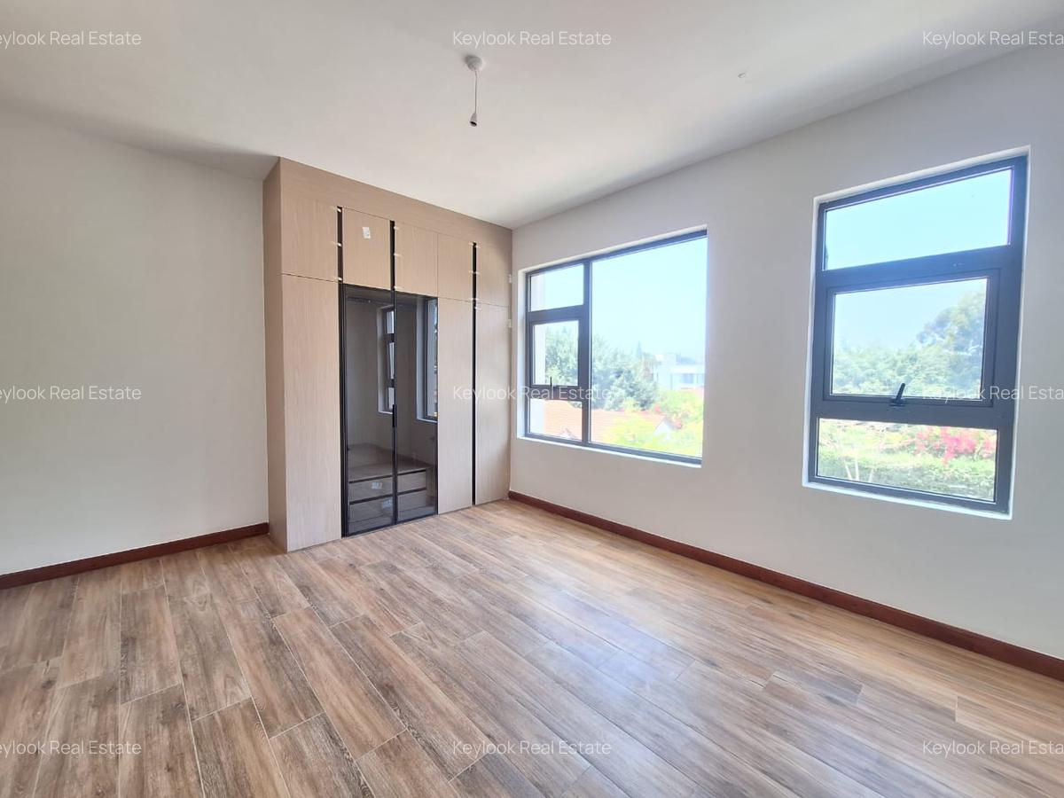 5 Bed Townhouse with En Suite at Lavington - 4