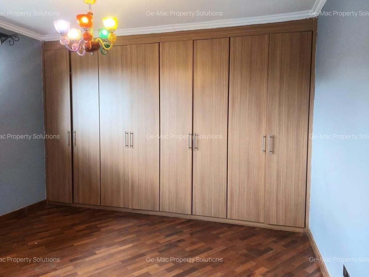 4 Bed House with En Suite in Garden Estate - 11