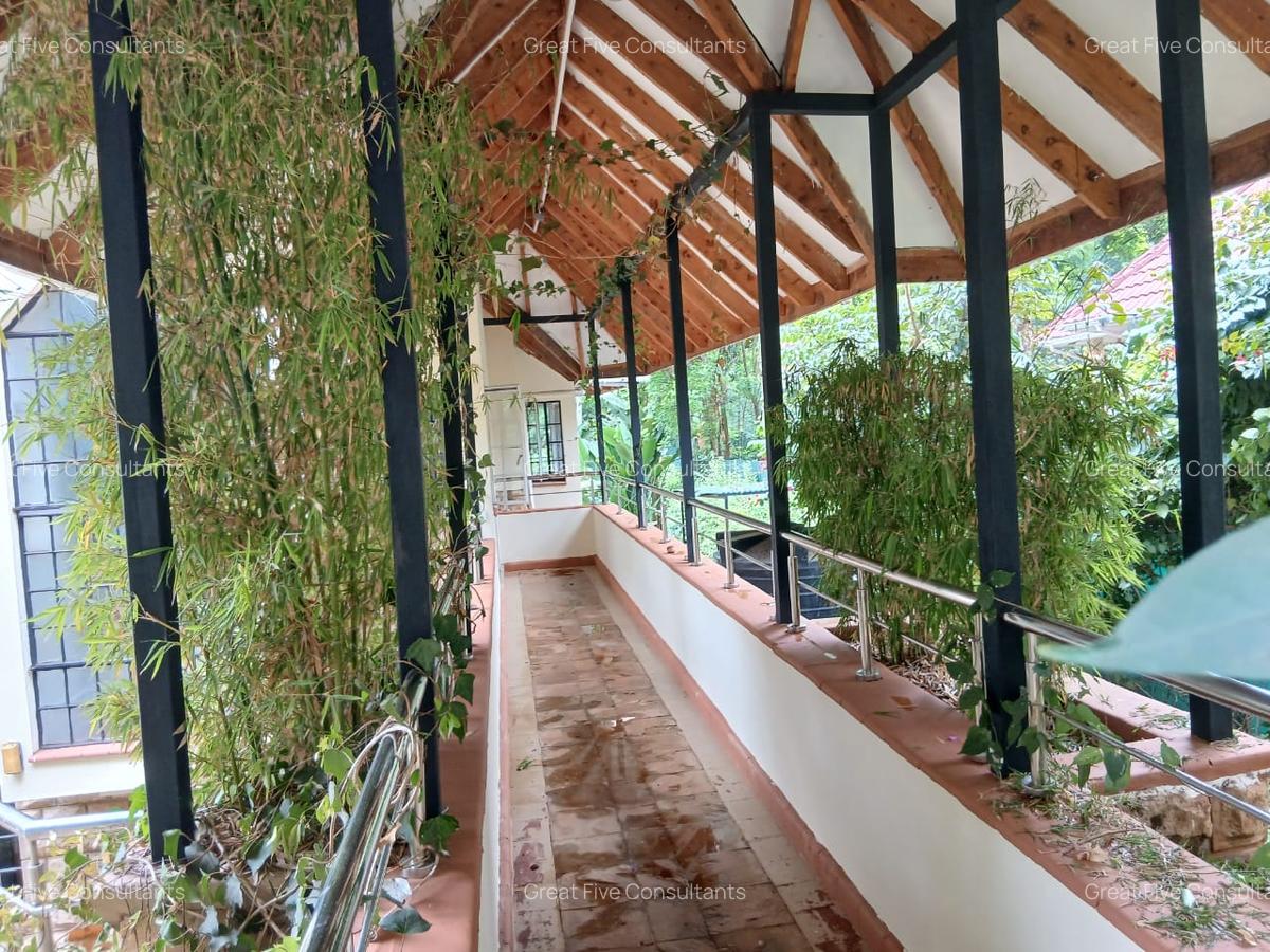 5 Bed Villa with En Suite in Rosslyn - 2