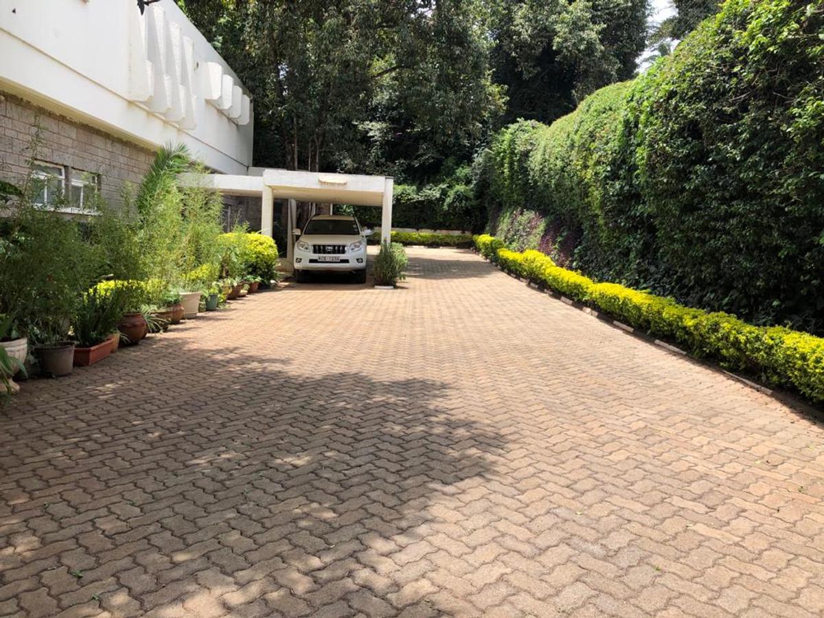 4 Bed House with En Suite in Lavington - 1