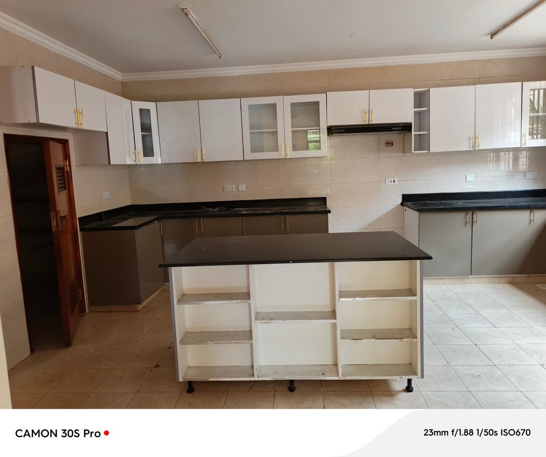 5 Bed Townhouse with En Suite at Lavington - 1
