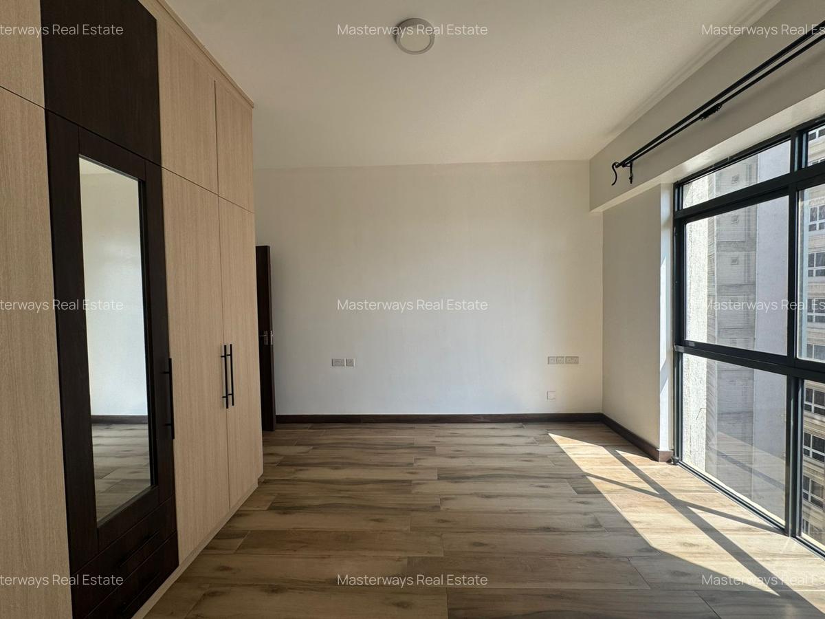 2 Bed Apartment with En Suite in Hurlingham - 12