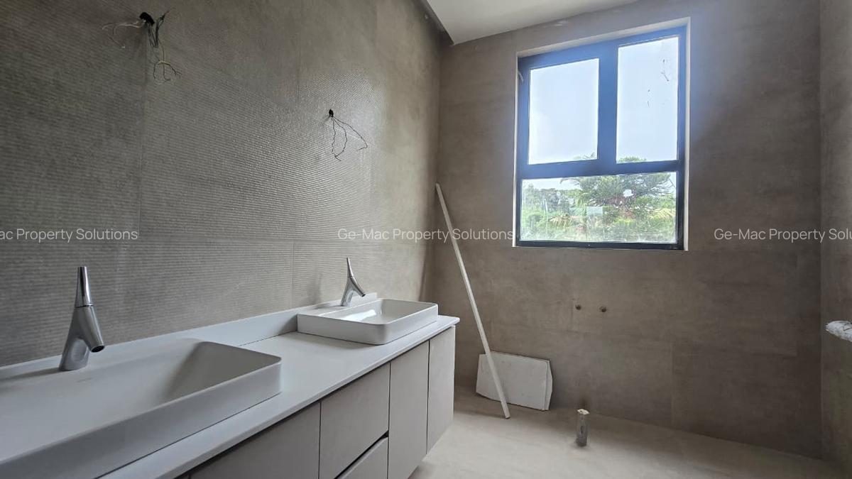 5 Bed House with En Suite in Lavington - 6