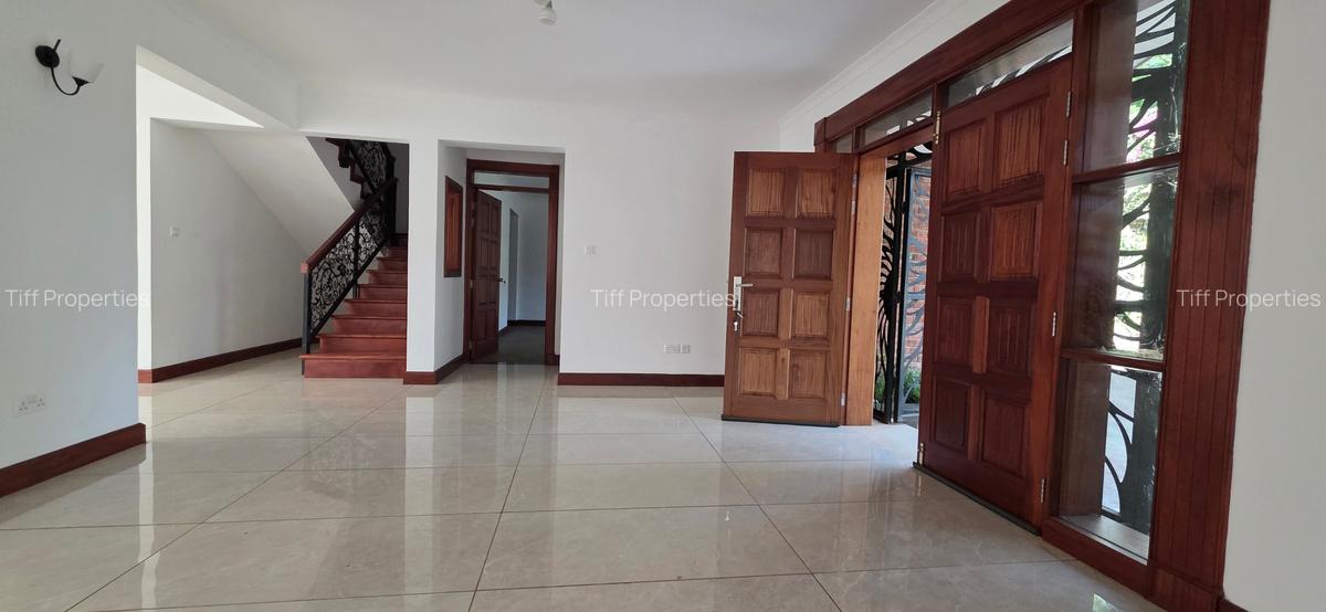 6 Bed Townhouse in Rosslyn - 2