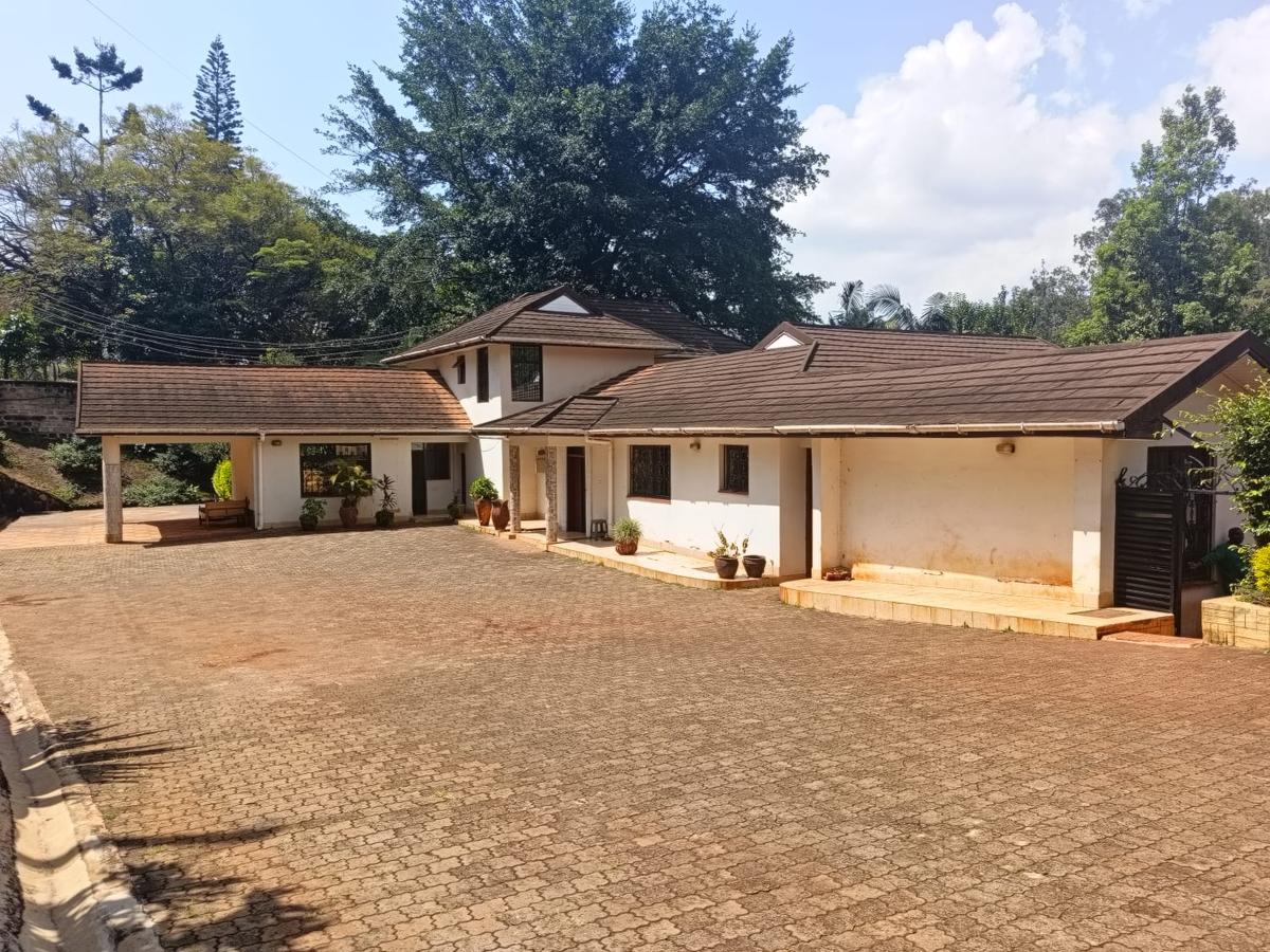 10 Bed House with En Suite at Lavington - 2