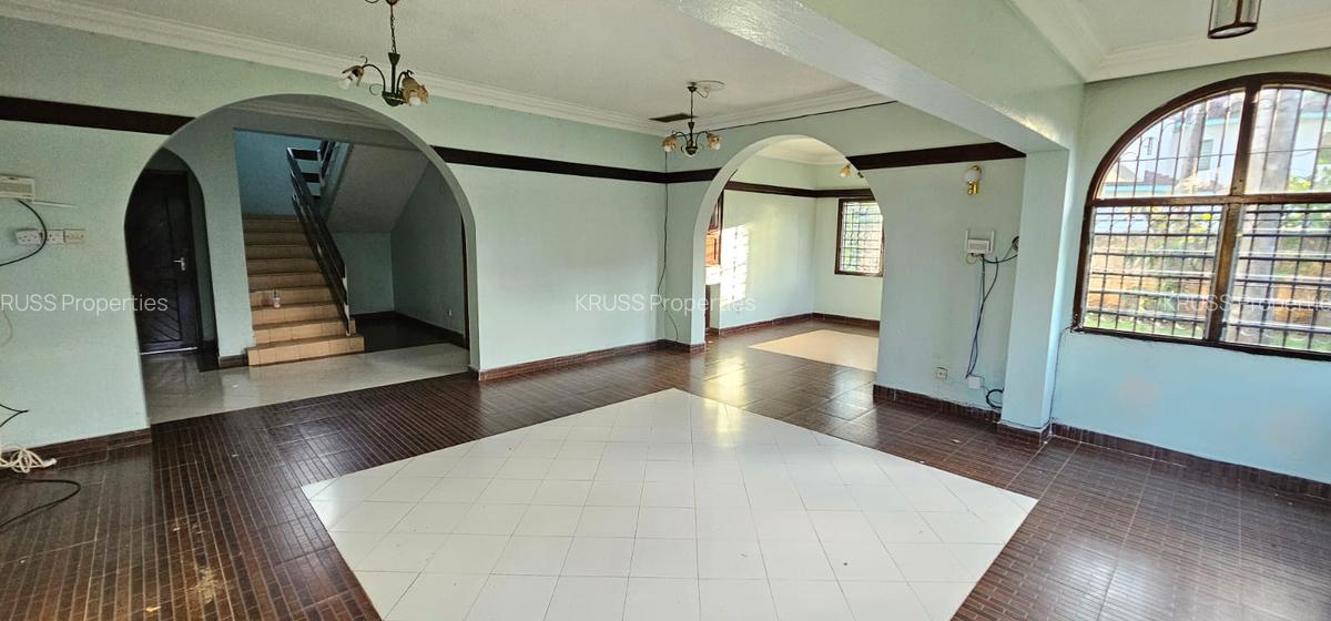 4 Bed House with En Suite at Hs99 - 9