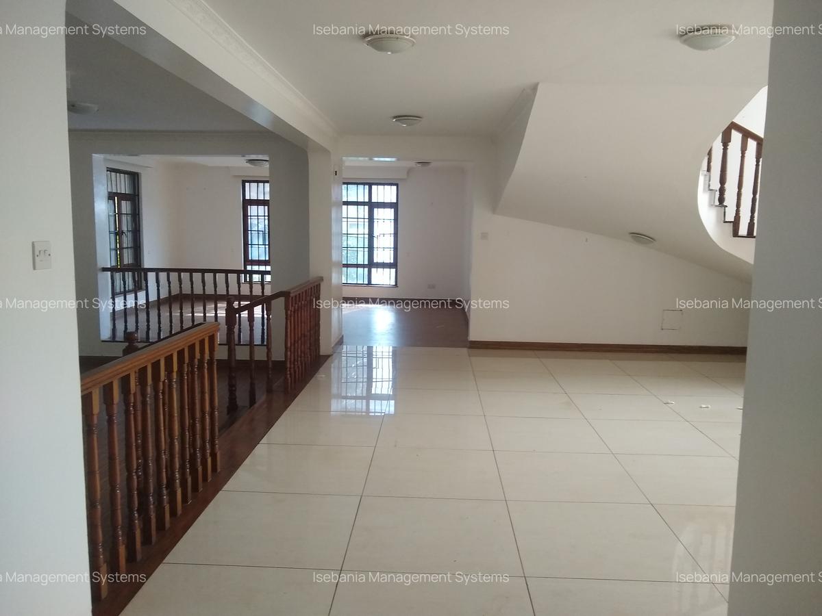 5 Bed House with En Suite at - 7