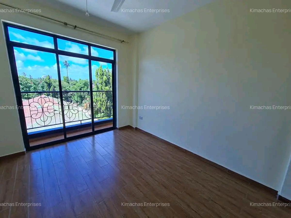 3 Bed Apartment with En Suite at Beach Road - 11