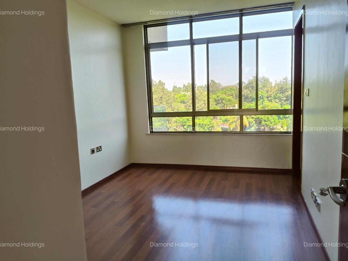 3 Bed Apartment with En Suite at Parklands - 14