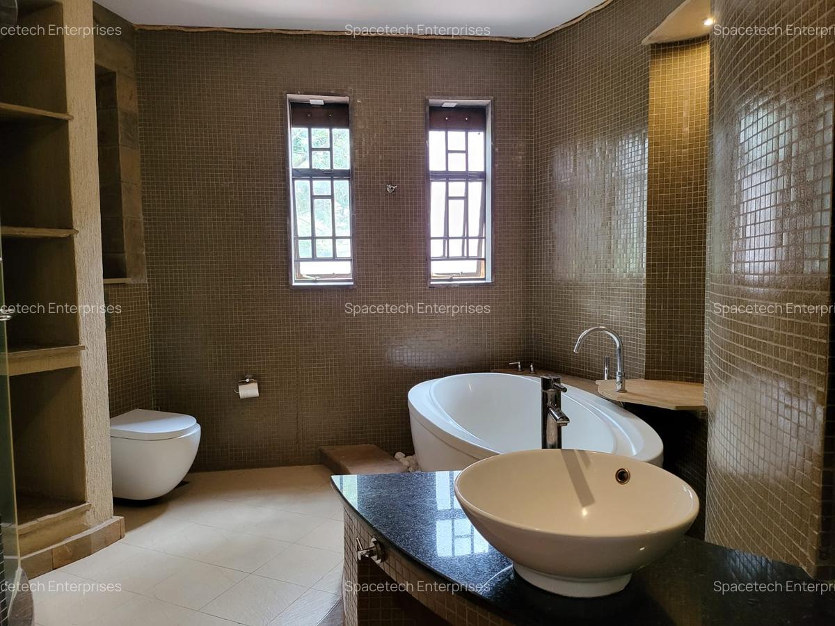 4 Bed Townhouse with En Suite in Lake View - 12