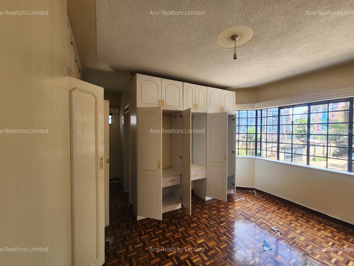 2 Bed Apartment with En Suite at Near Sarit Centre - 7