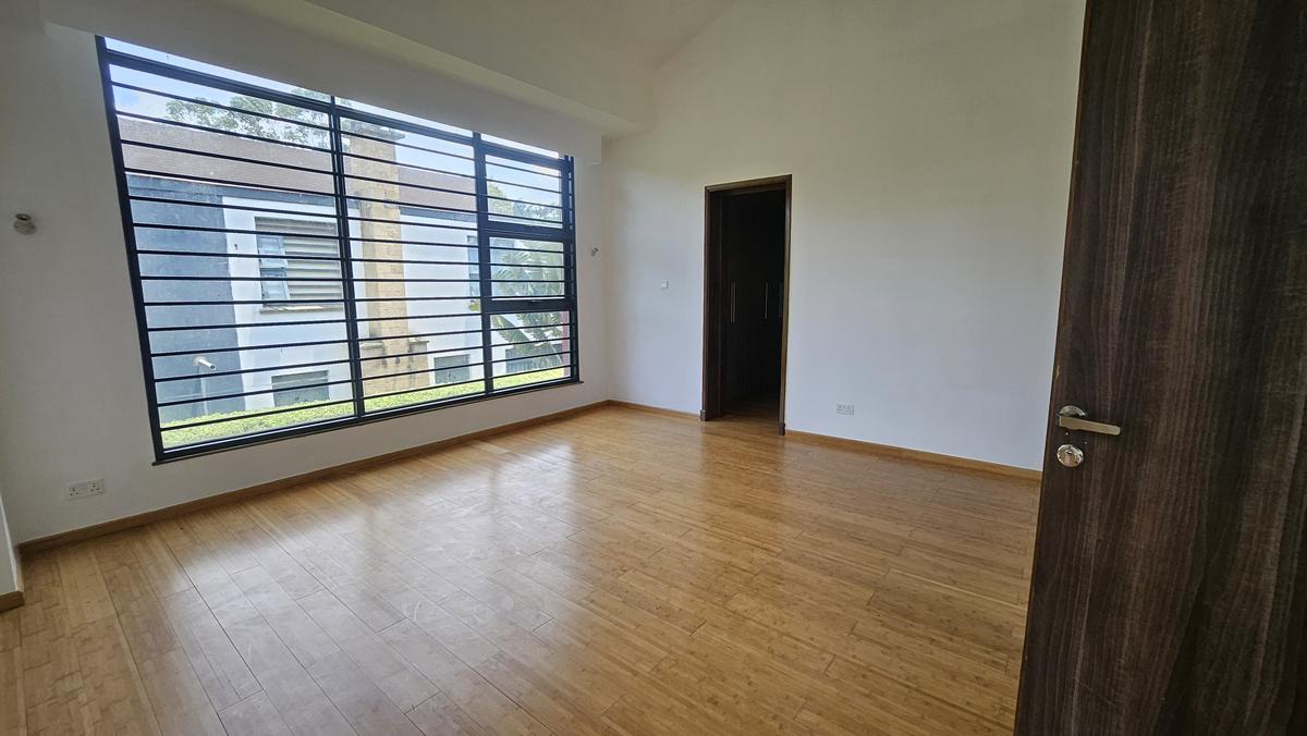 4 Bed House with En Suite in Garden Estate - 11