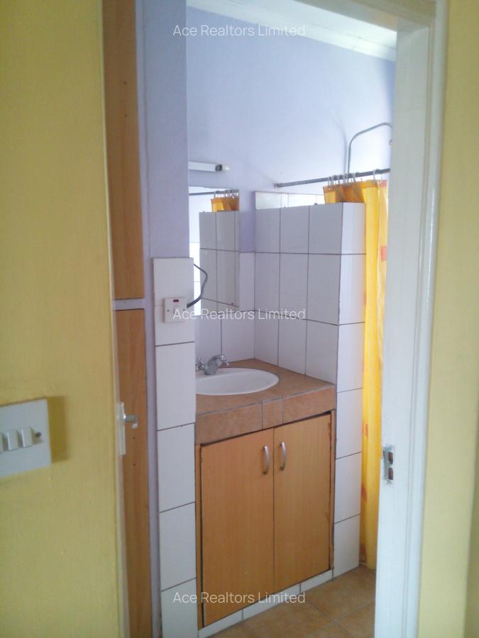 1 Bed Apartment with En Suite at Ojijo Road - 4
