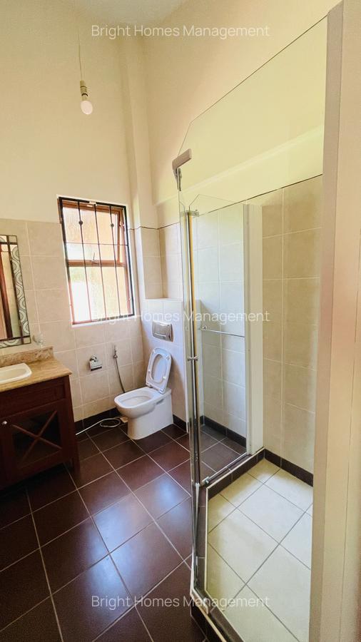 5 Bed Villa with En Suite in Runda - 16