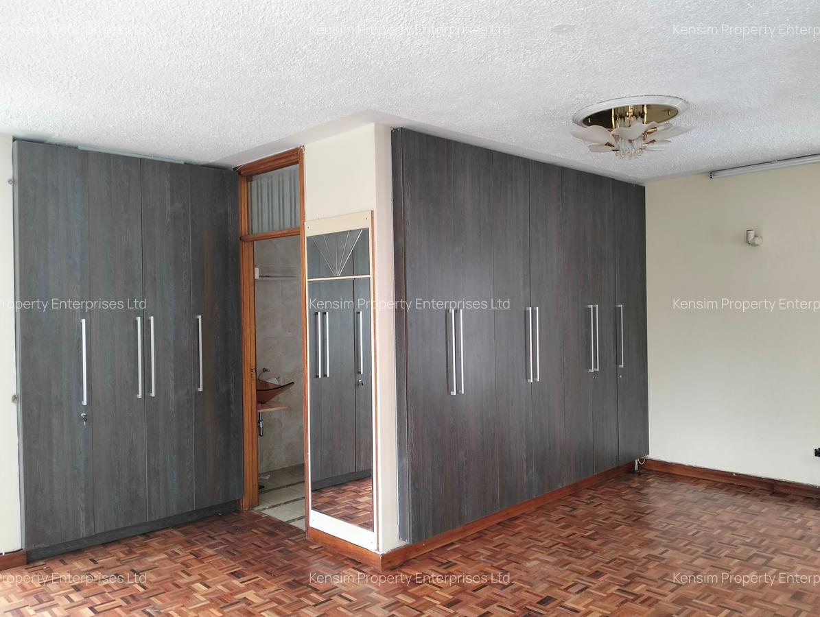 6 Bed House with En Suite in Lavington - 16