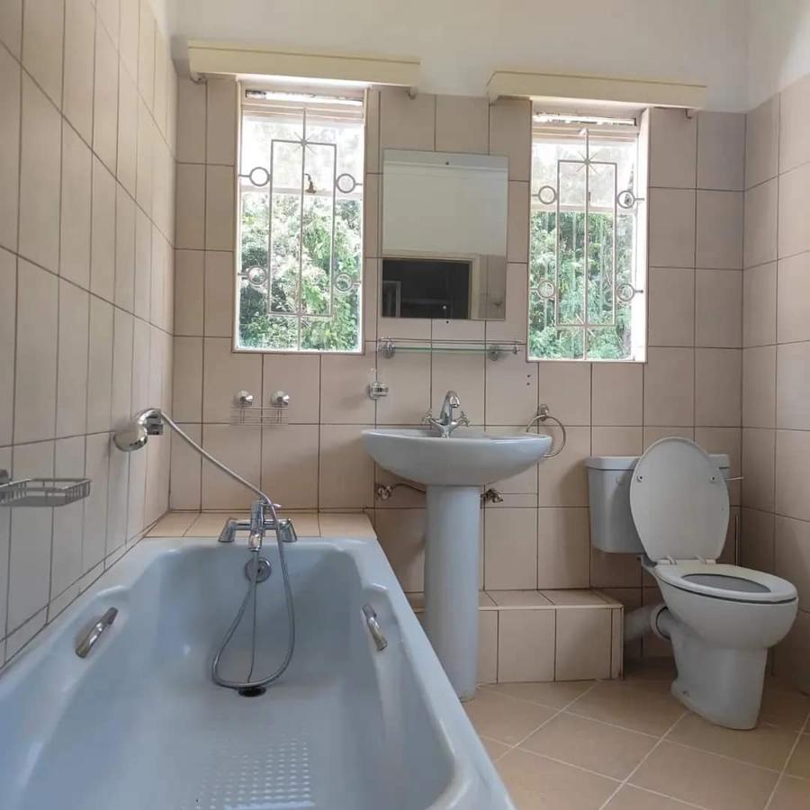 5 Bed House with En Suite at Rosslyn - 12