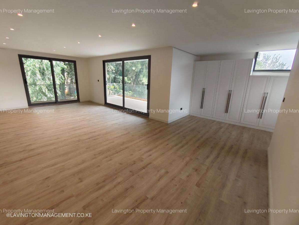 5 Bed Villa with En Suite at Lavington Green - 18