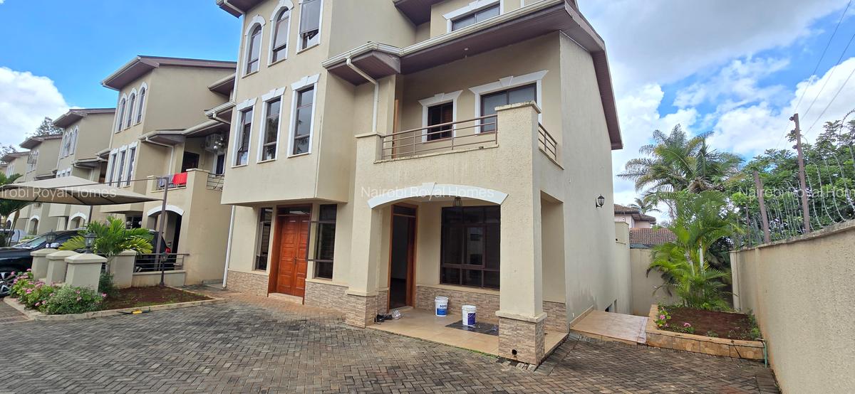 5 Bed Townhouse with En Suite at Lavington Green - 3