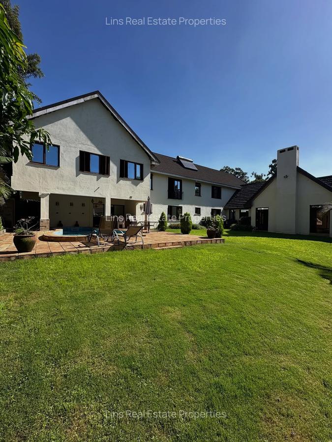 7 Bed House with En Suite in Ridgeways - 1