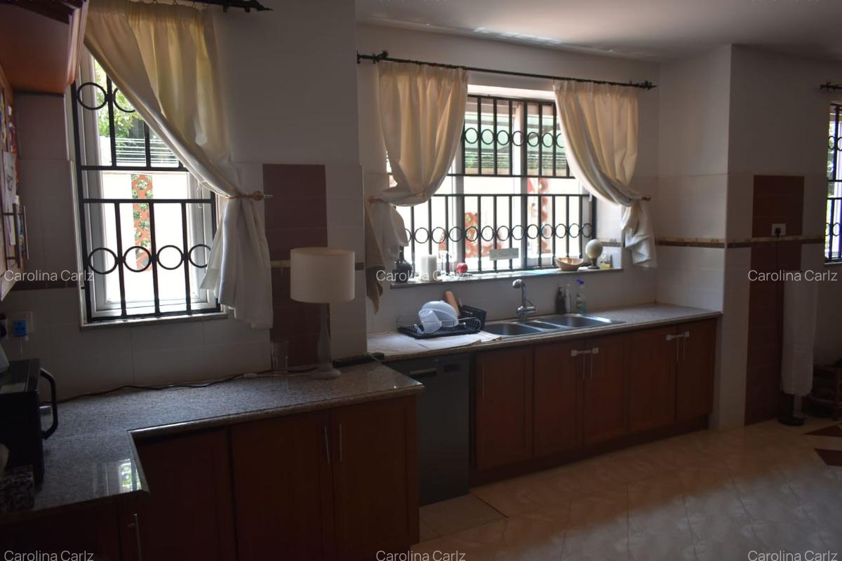 4 Bed House with En Suite in Westlands Area - 12