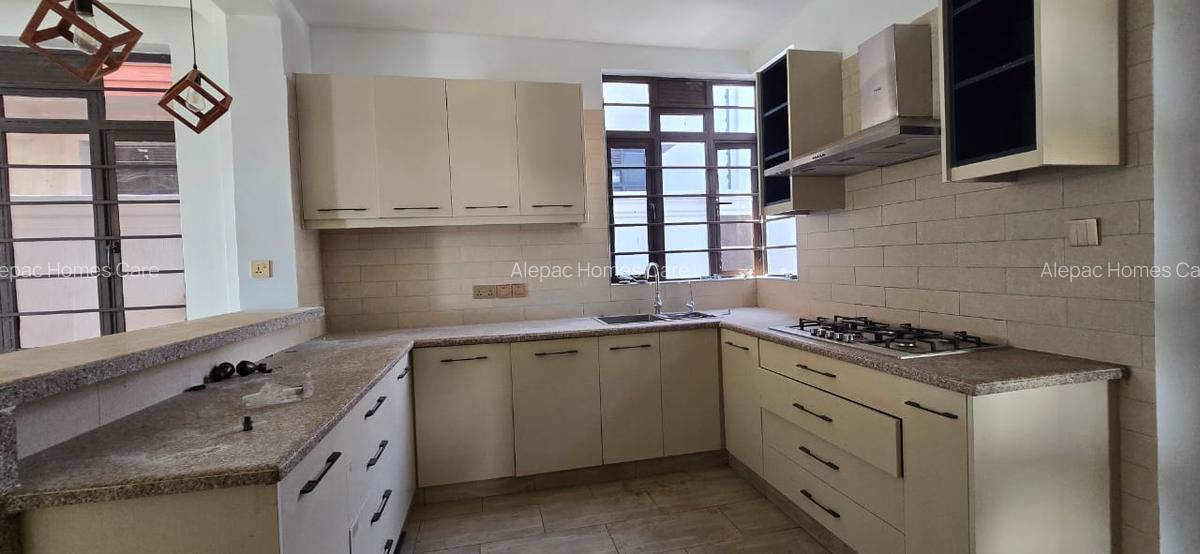 4 Bed Townhouse with En Suite in Membley - 7